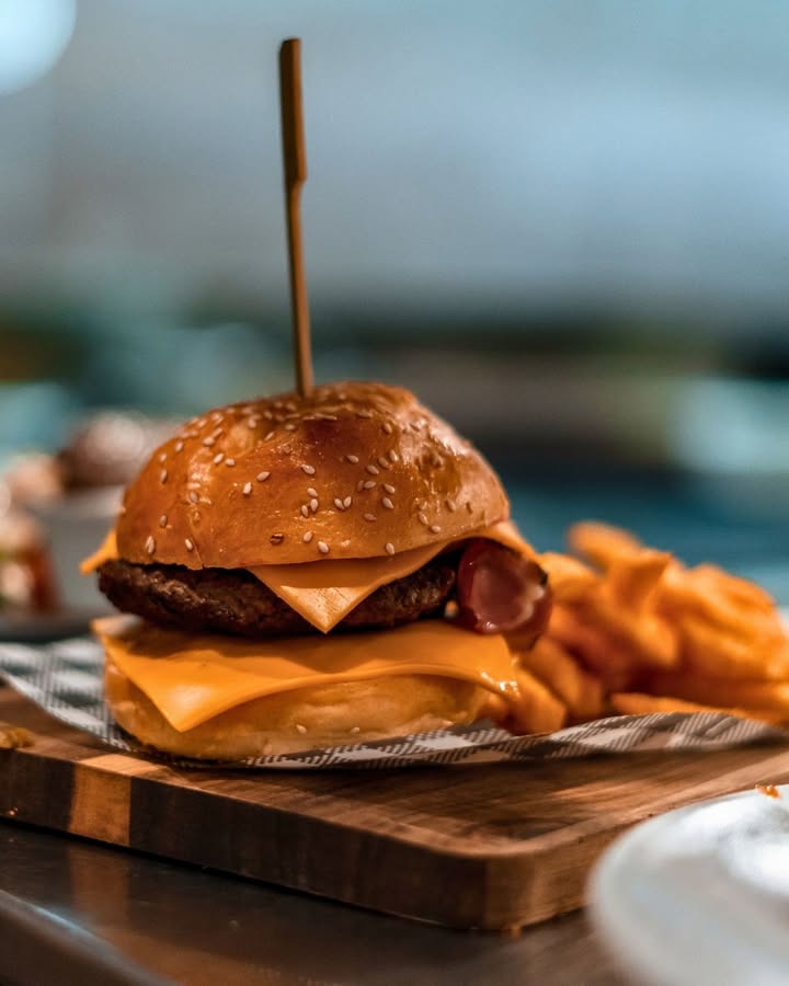 Featured image for “Delicious $19 Burgers: Mid-Week Meal Deal at West Kempsey Hotel”