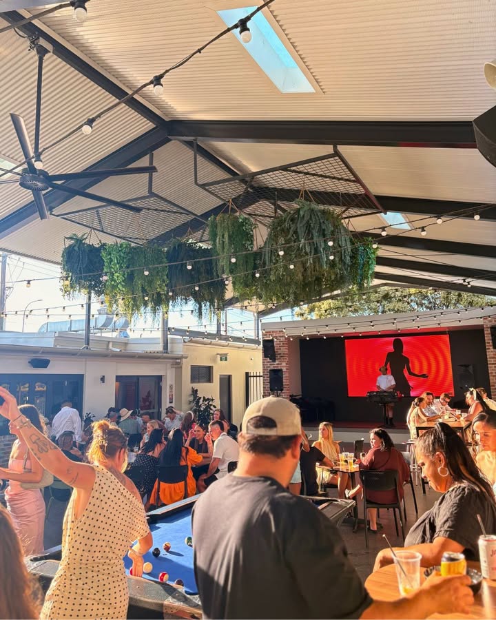 Featured image for “Sunday Sesh Specials: $1 Pool Games & $32 Cruiser Buckets at West Kempsey Hotel”